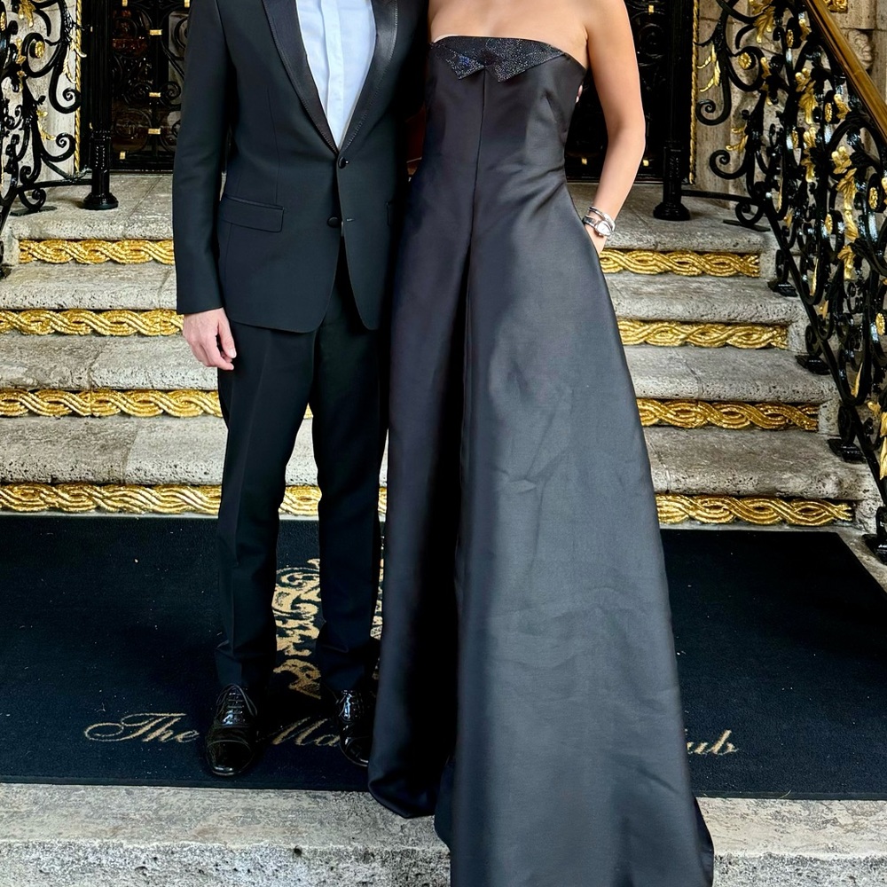 ARMANI COLLEZIONI BLACK STRAPLESS GOWN 38